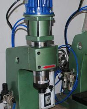 為什么氣壓鉚接機(jī)使用中鉚釘會(huì)發(fā)燙？